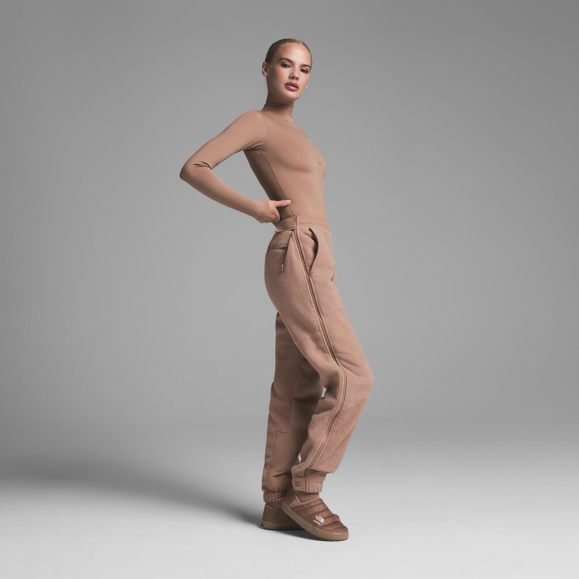 THE NORTH FACE X SKIMS 1995 RETRO DENALI FLEECE PANT | SIENNA - Image 3