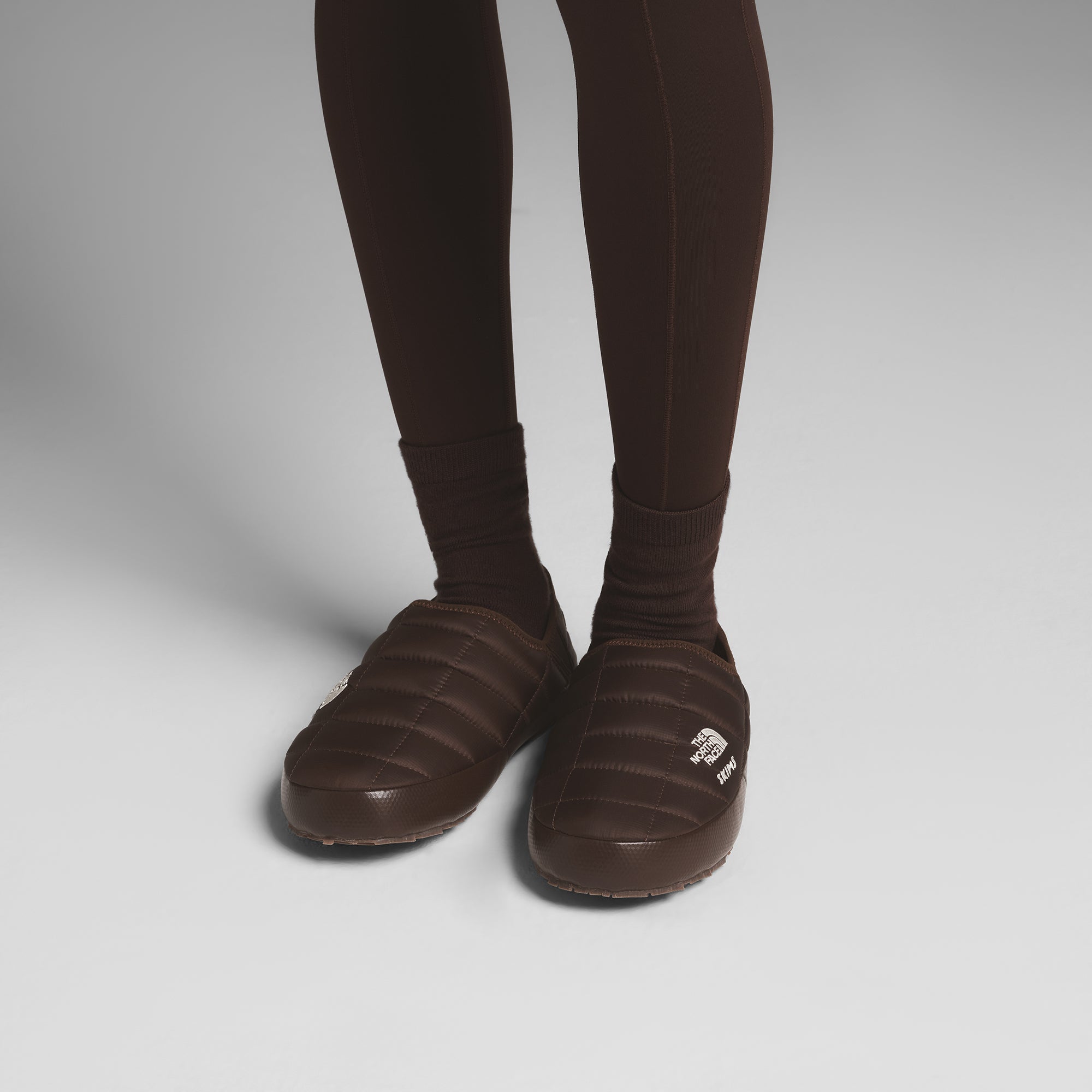 THE NORTH FACE X SKIMS THERMOBALL TRACTION MULES V | COCOA - Image 2