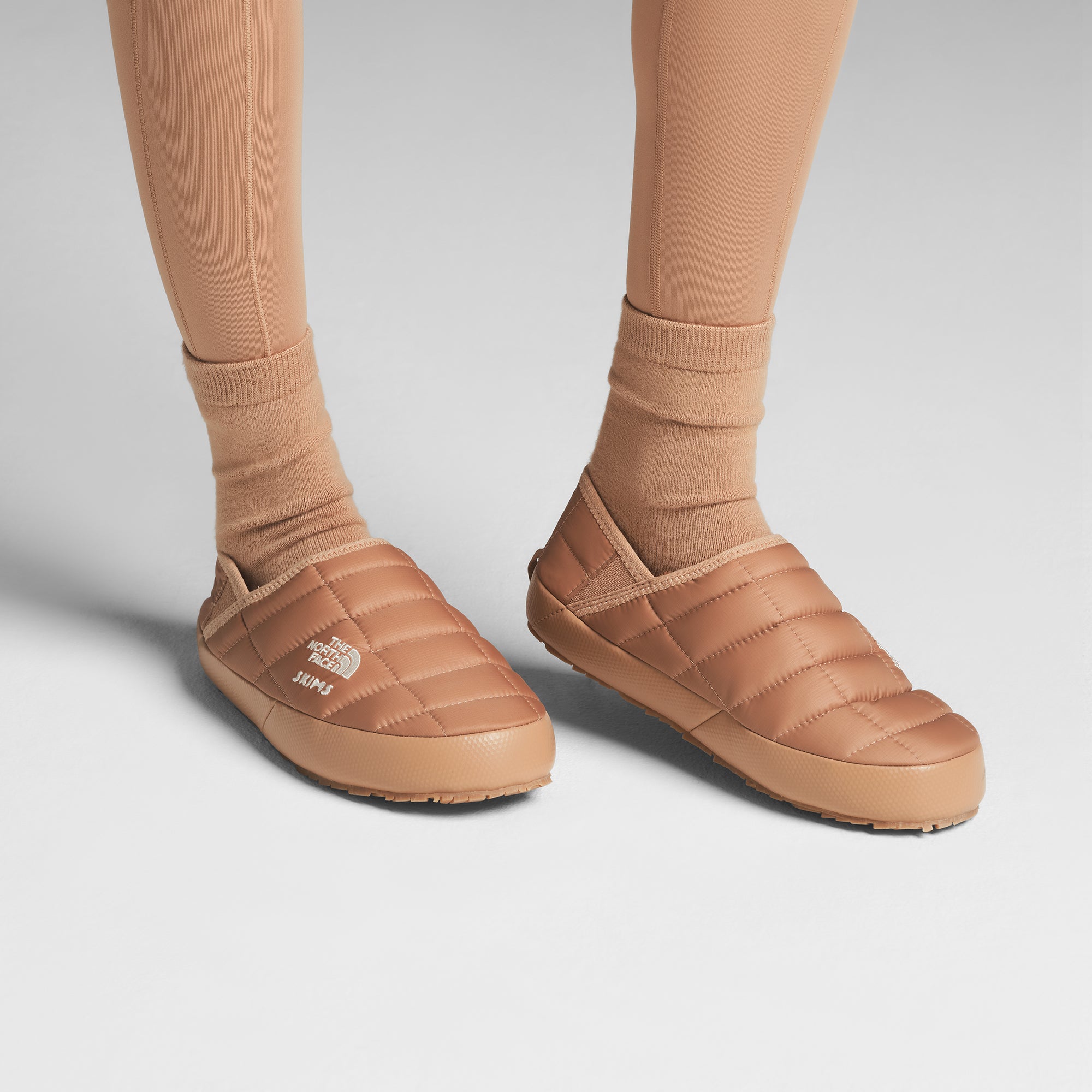 THE NORTH FACE X SKIMS THERMOBALL TRACTION MULES V | OCHRE - Image 2