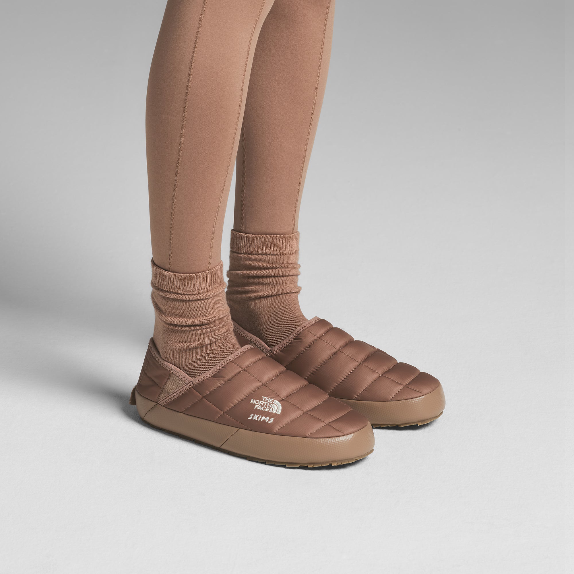 THE NORTH FACE X SKIMS THERMOBALL TRACTION MULES V | SIENNA - Image 3