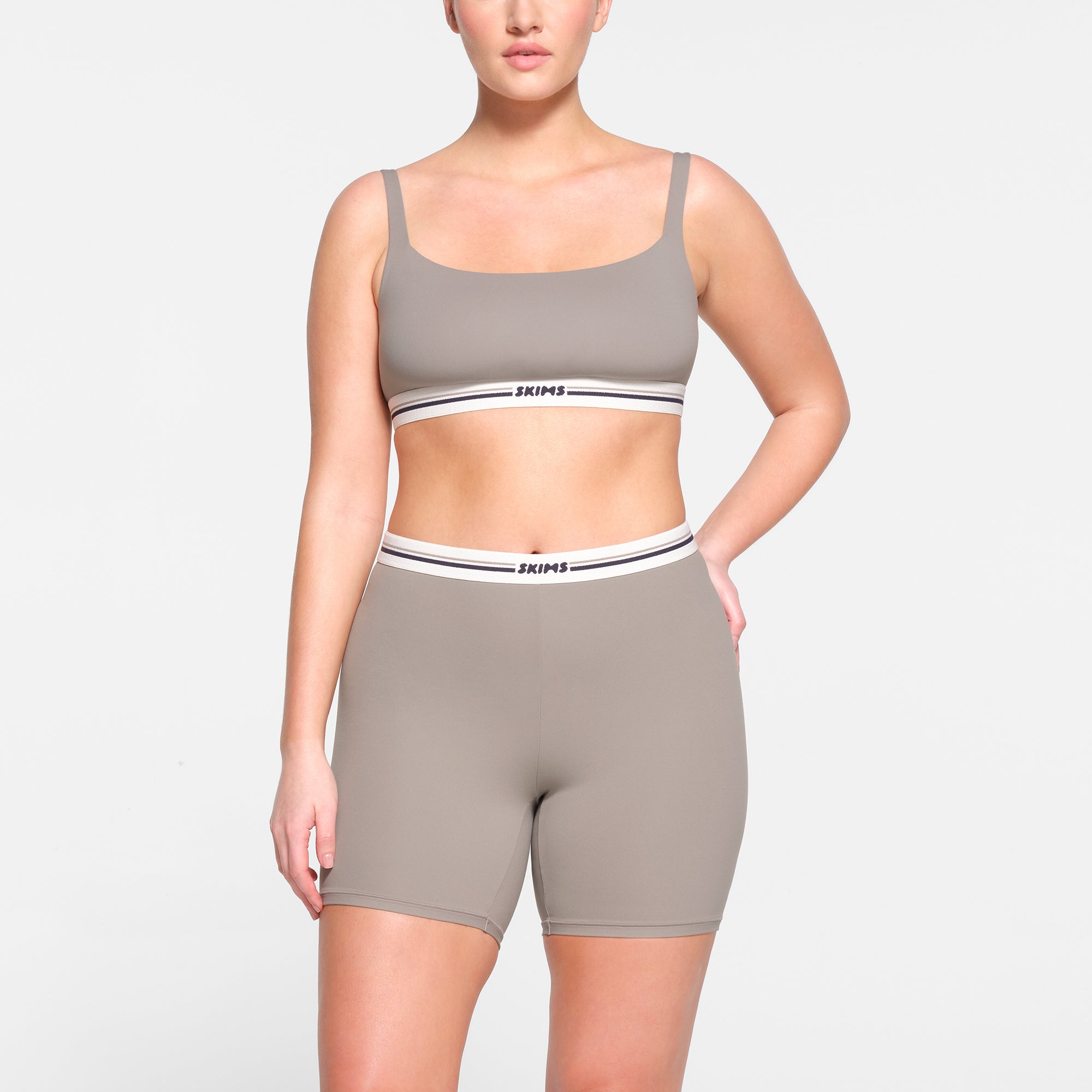 FITS EVERYBODY LOGO BIKE SHORT | SMOKE