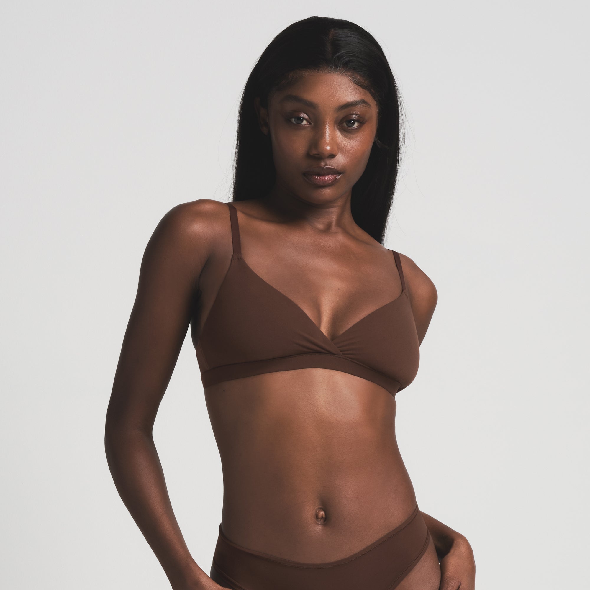 FITS EVERYBODY CROSSOVER BRALETTE | COCOA - Image 2