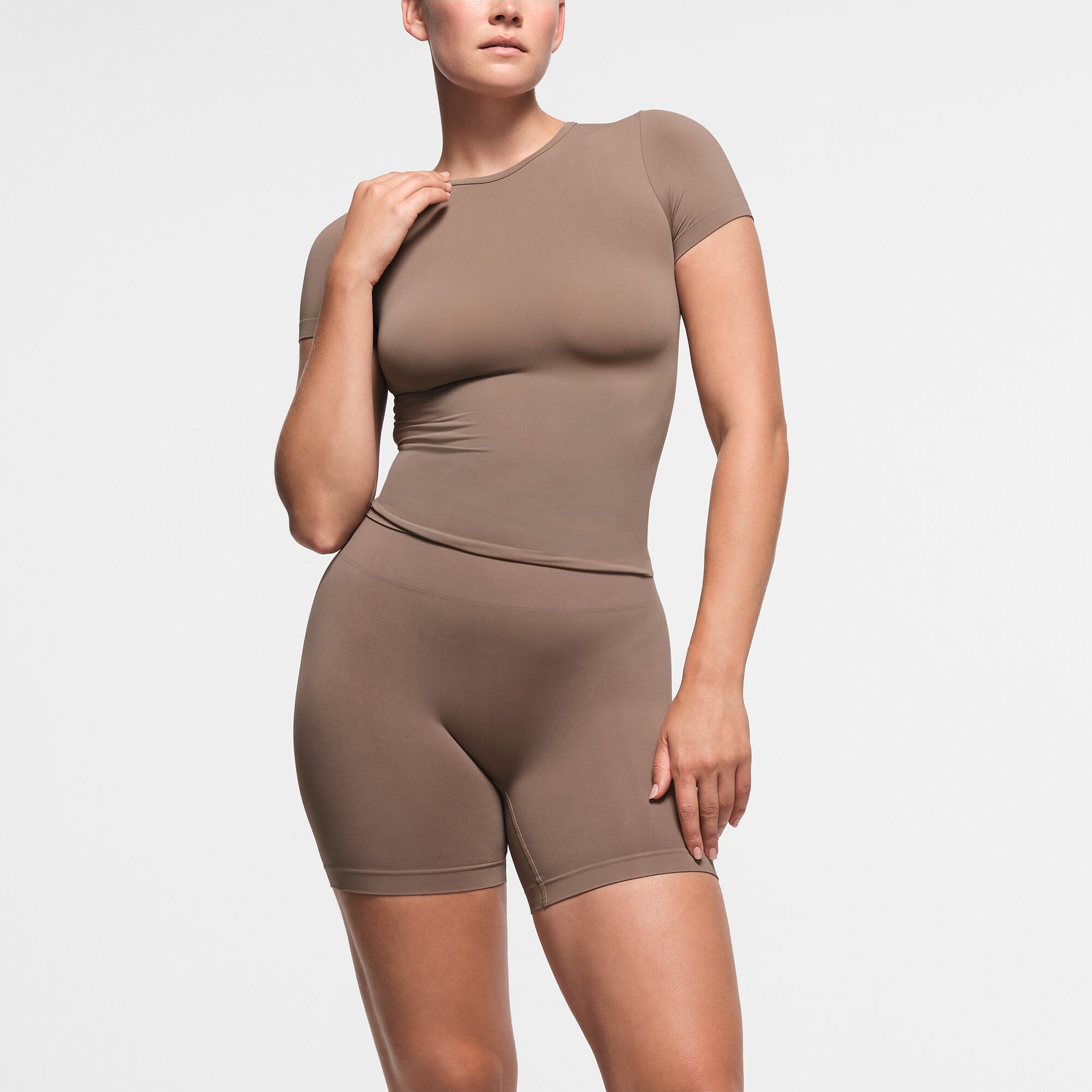 SOFT SMOOTHING SEAMLESS SHORT | TRUFFLE - Image 2