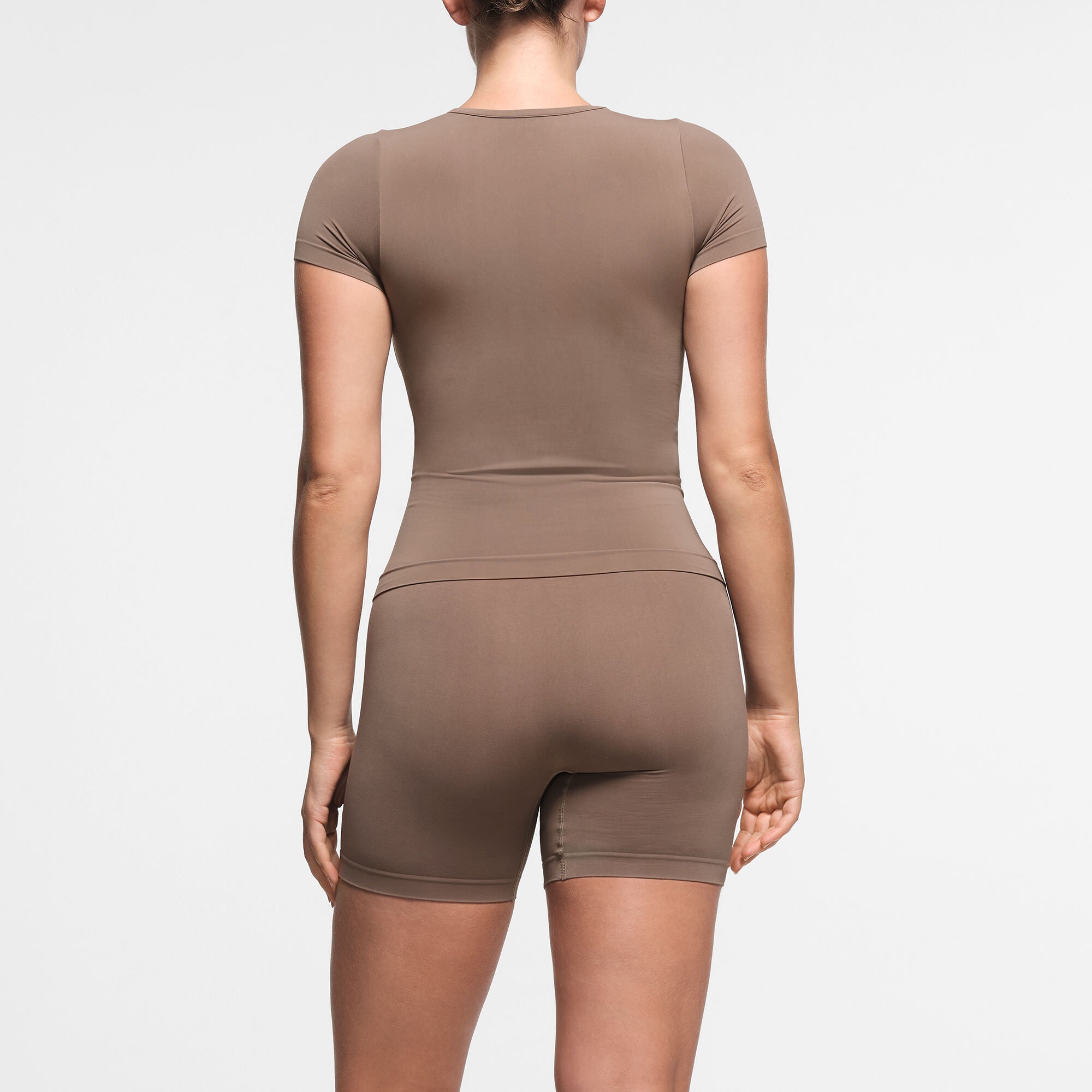 SOFT SMOOTHING SEAMLESS SHORT | TRUFFLE - Image 4
