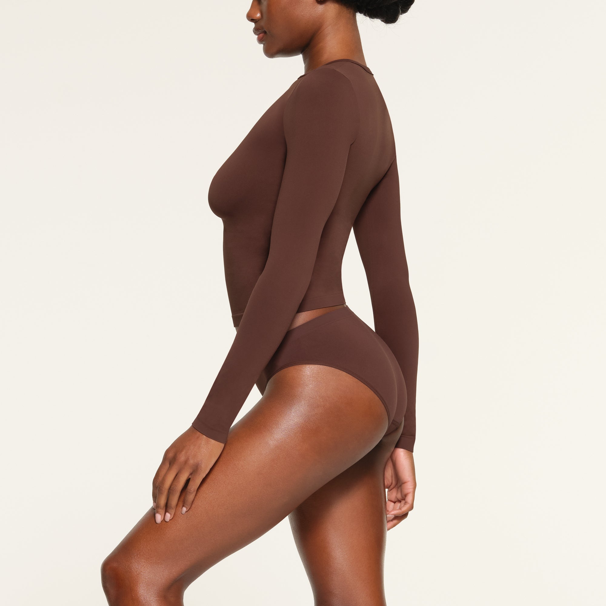 SOFT SMOOTHING SEAMLESS LONG SLEEVE T-SHIRT | COCOA - Image 2