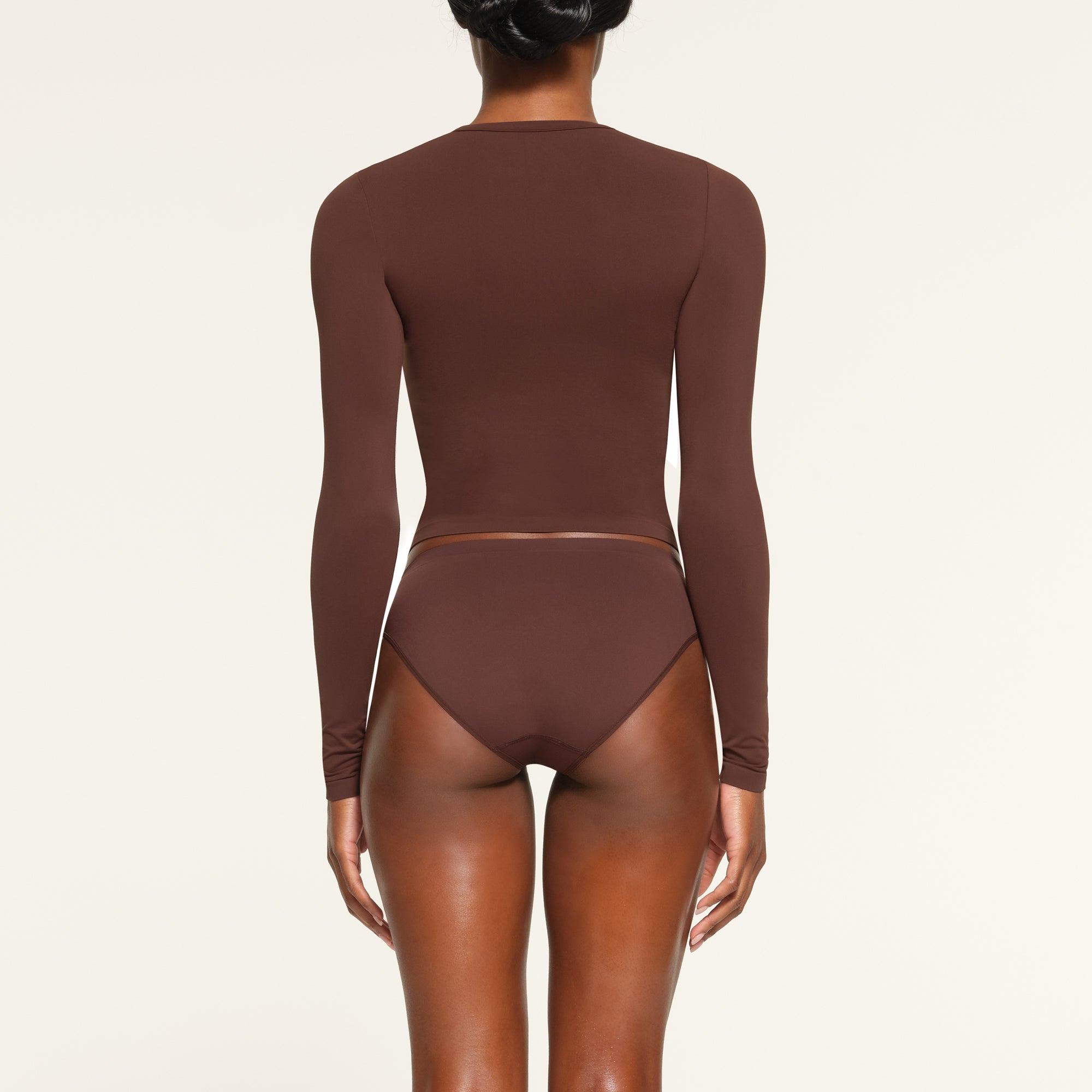 SOFT SMOOTHING SEAMLESS LONG SLEEVE T-SHIRT | COCOA - Image 3