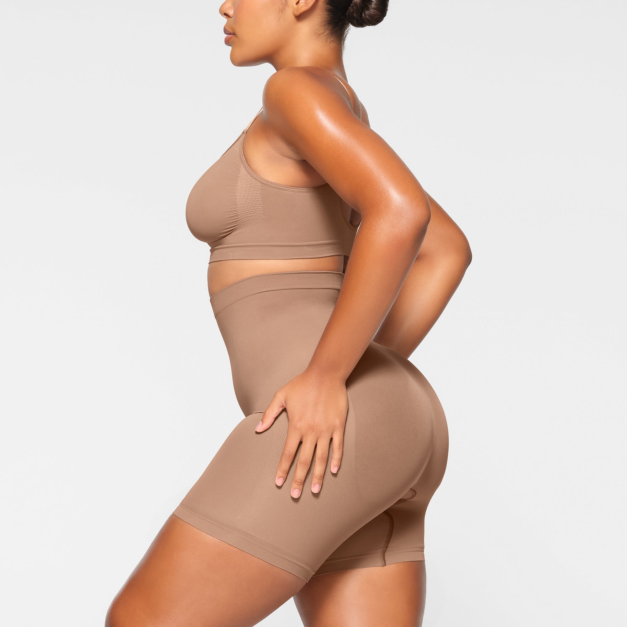 SEAMLESS SCULPT MID THIGH SHORT | SIENNA - Image 2