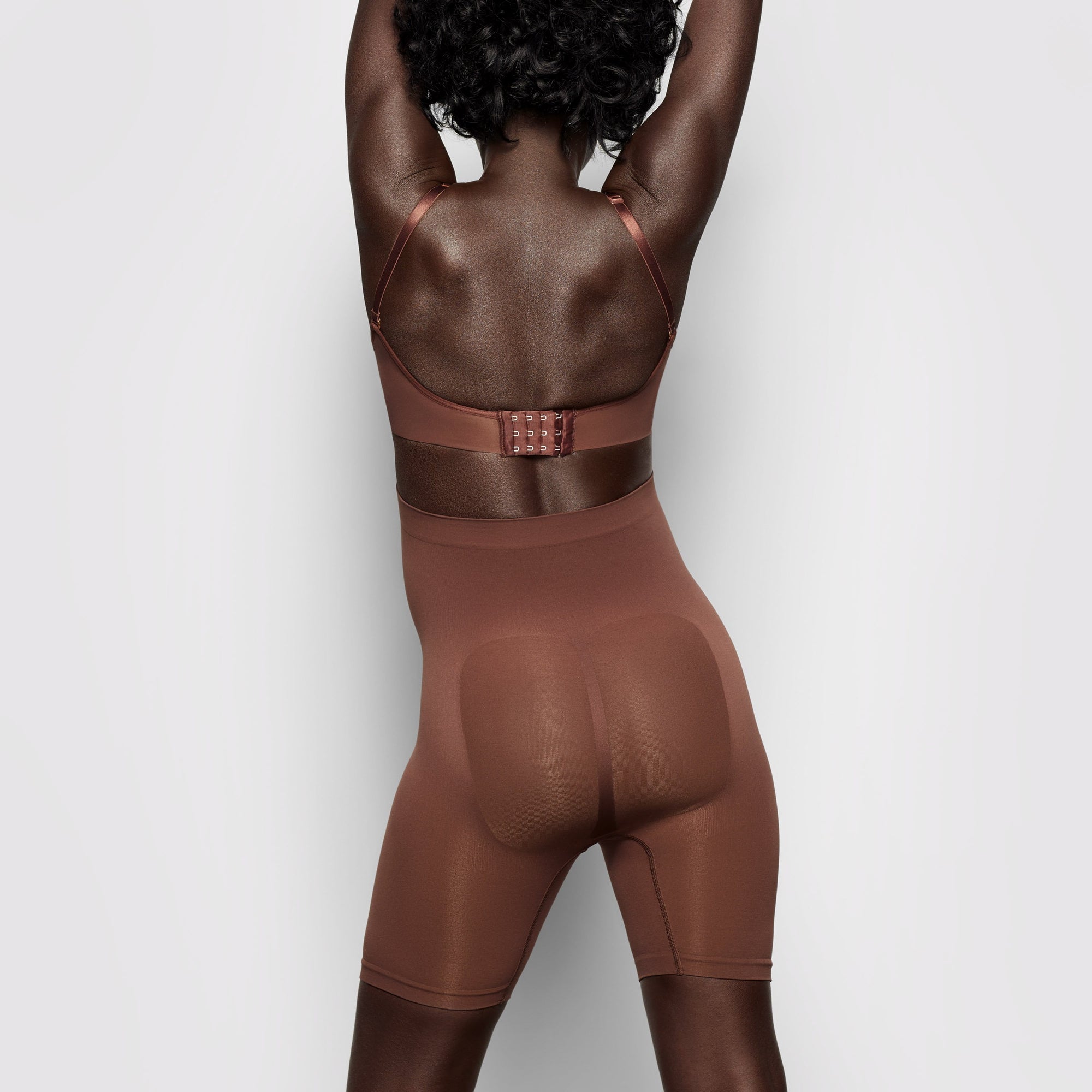 MATERNITY SCULPTING SHORT MID THIGH | COCOA - Image 3