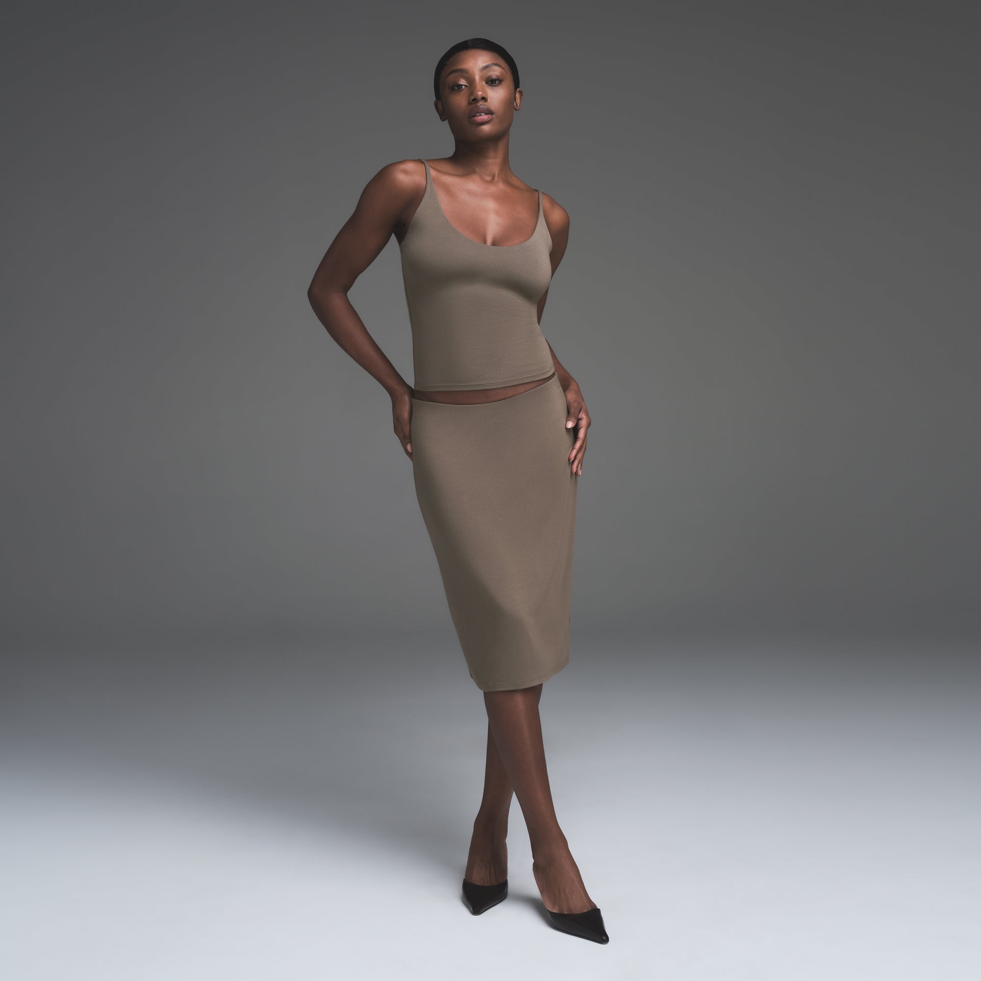 SMOOTH LAYERS SCOOP NECK CAMI | TRUFFLE - Image 4