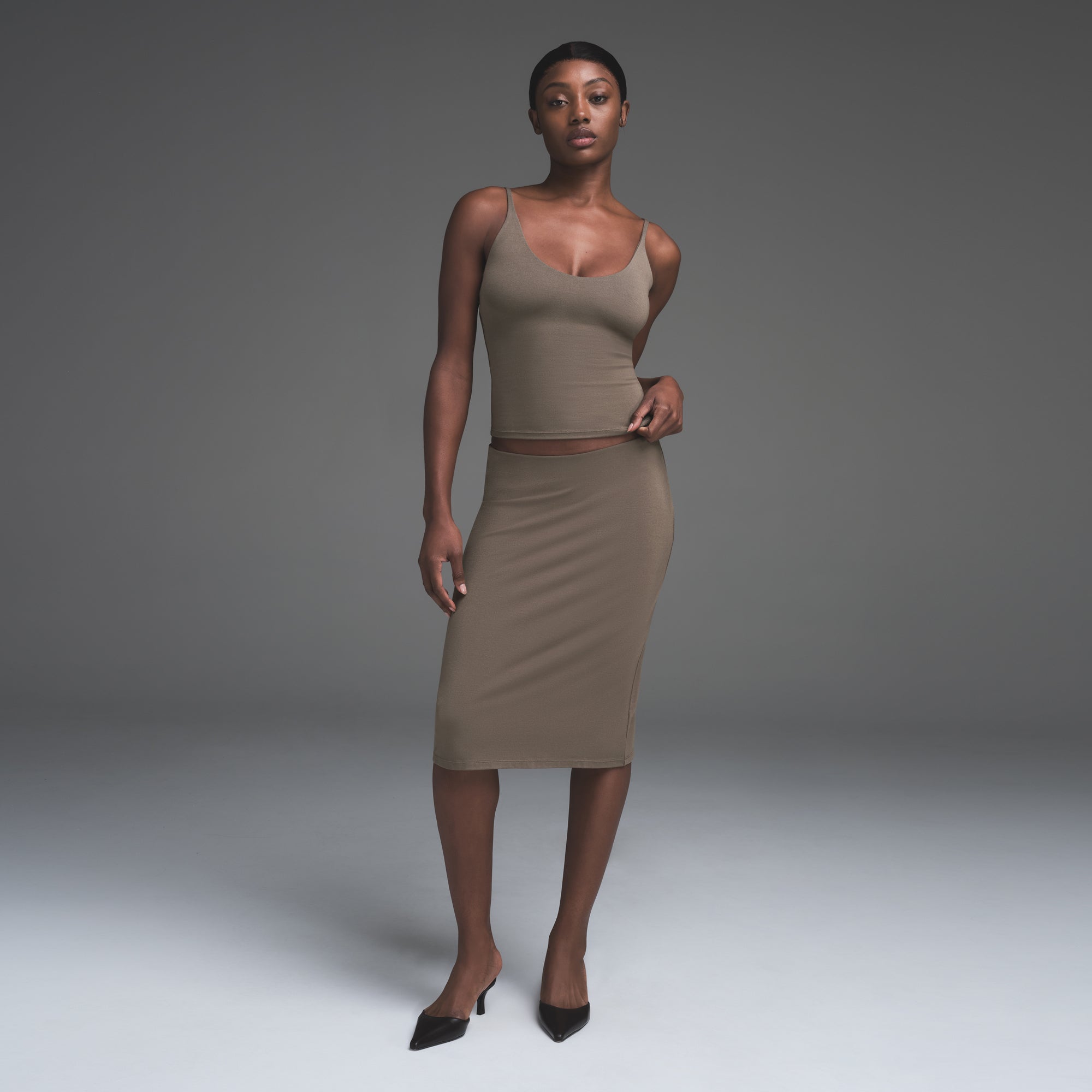 SMOOTH LAYERS SCOOP NECK CAMI | TRUFFLE - Image 2