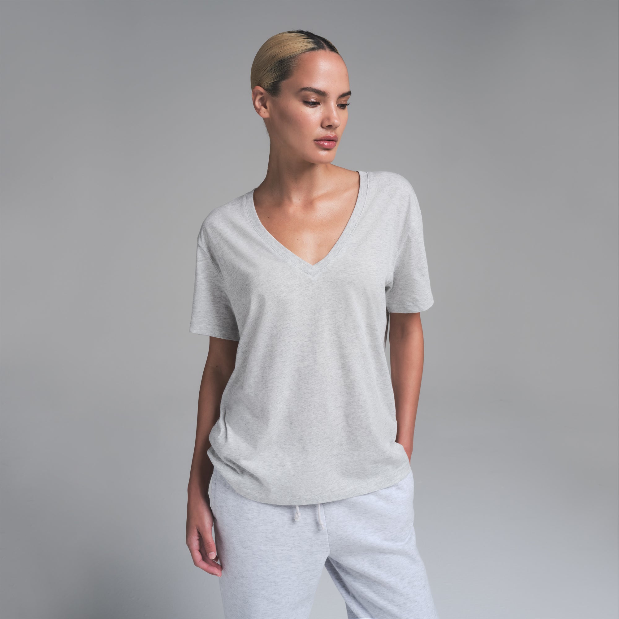 RELAXED TEES V NECK T-SHIRT | LIGHT HEATHER GREY - Image 2