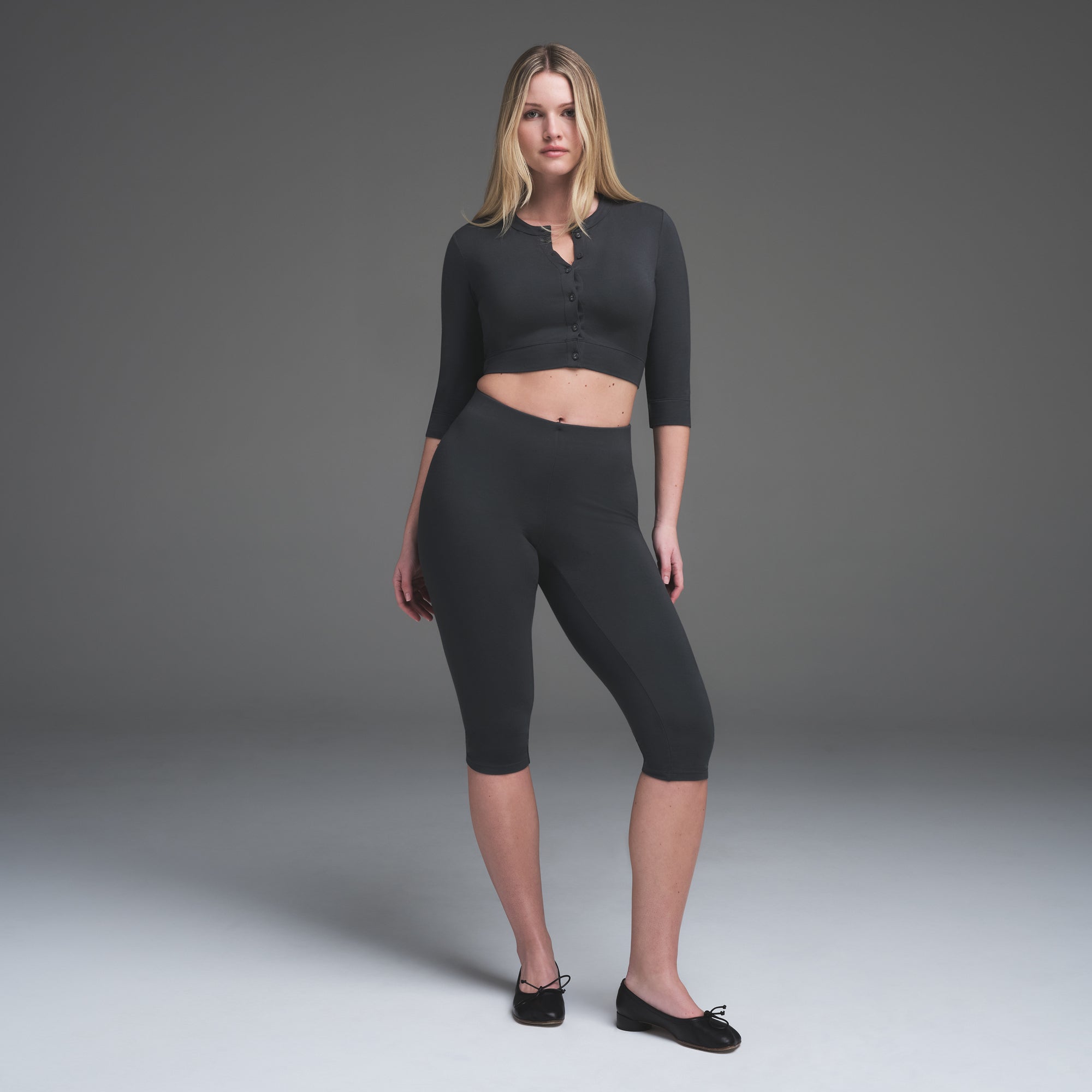 SMOOTH LAYERS CROPPED CARDIGAN | GRAPHITE