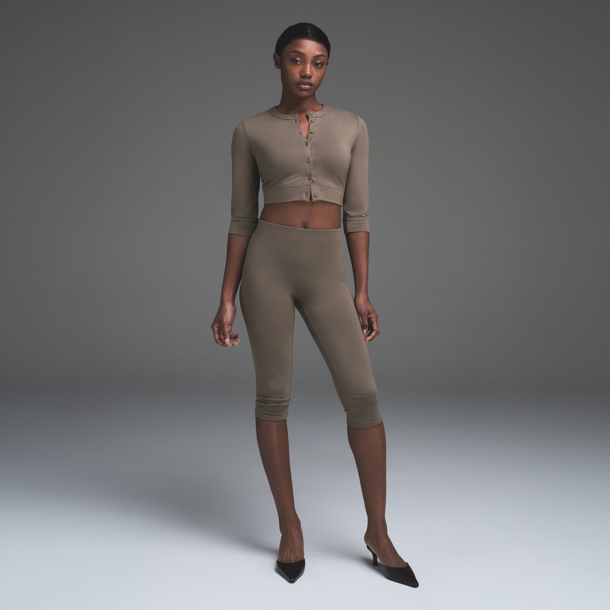 SMOOTH LAYERS CROPPED CARDIGAN | TRUFFLE