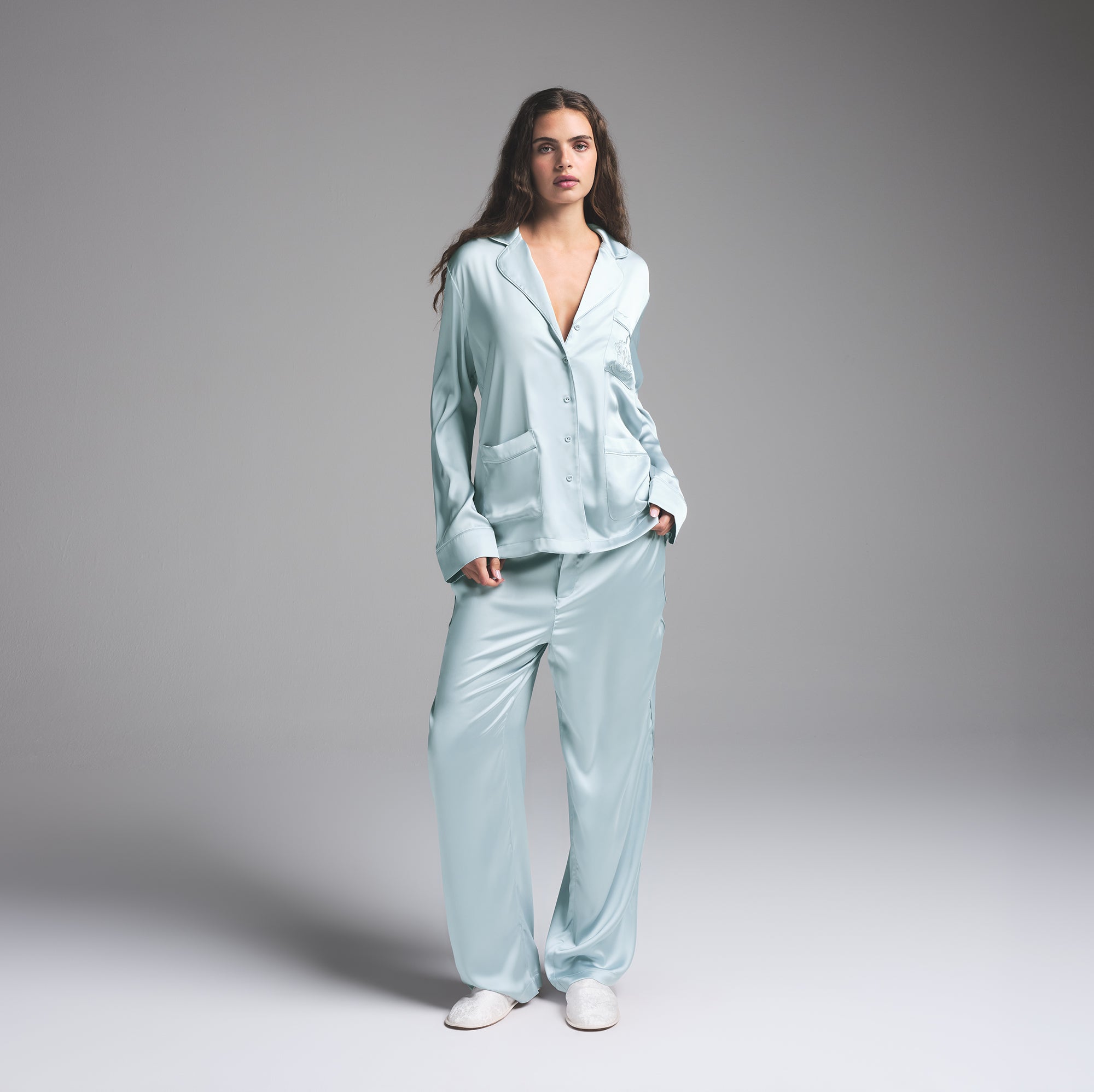 SKIMS HOTEL SHINE LONG SLEEVE BUTTON UP SLEEP SET | FROST